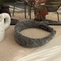 Diadema ancha de lana gris para otoño e invierno con detalle de etiqueta hecha a mano - Gris