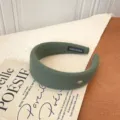 Diadema ancha de lana verde elegante con etiqueta dorada minimalista para invierno - Verde