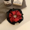 Eleganter rot-schwarzer plissierter Satin-Haargummi für Herbst-Winter-Accessoires - Schwarzer Plisseerand / Rot
