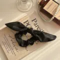 Elegante elastico per capelli in pelle nera con fiocco e ciondolo dorato per lo styling. - Nero