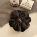Eleganter dunkelbrauner übergroßer gefalteter Haargummi für das Herbst-Winter-Styling - Schwarzer Plisseerand / Schwarz