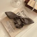 Elegante elastico per capelli in pelle marrone con fiocco e medaglia d'oro per acconciature - Marrone