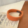 Diadema ancha de lana naranja con etiqueta dorada ovalada para el otoño e invierno - Naranja