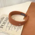 Diadema ancha de lana marrón con etiqueta dorada ovalada para el otoño e invierno - Marrón Oscuro