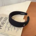Elegante diadema ancha de lana negra con una placa de metal dorada para el estilo otoñal - Negro