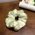 Chouchou en satin crème doux avec pois roses pour un coiffage des cheveux délicat - Chouchou géant en satin à pois (Série crémeuse) / Vert