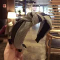 Elegante vintage haarband met pied-de-poule patroon en PU-lederen knoop voor dames in café - Klein Pied-de-poule Stijl