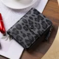 Portafoglio corto da donna leopardato alla moda con scomparti per carte e portamonete. - Grigio nero