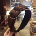 Elegante cerchietto largo in tessuto caffè con anelli dorati intrecciati di moda - Caffè