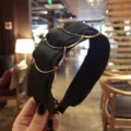Cerchietto largo elegante nero in tessuto con anelli d'oro e dettagli incrociati - Verde Scuro