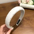 Breiter cremefarbener Schwamm-Haarreif mit braunen Punkten und hohem Design-Stil - High Top Schwamm Stirnband / Cremeweiß