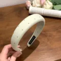 Breiter gepolsterter Haarreif in Creme mit braunen Punkten und hohem Design - High Top Schwamm Stirnband / Cremegrün