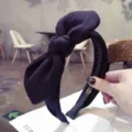 Elegant black ribbed headband featuring a large bow with non-slip inner teeth - Black