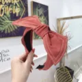 Elegante diadema de mezclilla roja terracota con lazo grande y costuras dobles blancas - Rojo