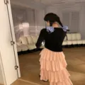 Detailweergave van grote lichtblauwe mesh bloem scrunchies gedragen op vlechtjes - Kleine Stijl / Blauw