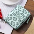Portafoglio corto da donna verde menta con stampa leopardata, porta carte e portamonete. - Verde chiaro
