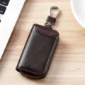 Elegante astuccio portachiavi per auto in pelle marrone scuro con cerniera e gancio in metallo. - 9131 caffè