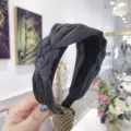 Serre-tête large en tissu tressé gris foncé élégant avec un design noué pour femmes. - Gris foncé