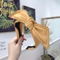 Diadema elegante de tela amarilla con lazo grande y costuras de rayas negras para mujer - Amarillo