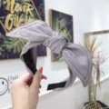 Serre-tête en denim lavande avec grand nœud et coutures doubles décoratives - Gris clair