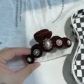Elegante pinza para el pelo vintage de terciopelo marrón con perlas y strass brillante - Garra Redonda Sol Strass / Café