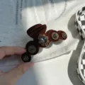 Pinza de pelo vintage de terciopelo marrón adornada con elegantes cristales strass - Garra Redonda Romana Strass / Café