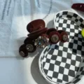Eleganter bordeauxroter Samt-Haarklammer im Vintage-Stil mit funkelnden Strasssteinen und Perlen - Runde Kralle Vintage Strass / Kaffeebraun
