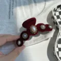 Eleganter weinroter Samt-Haarklammer mit Perlen und funkelnden Kristallen verziert - Runde Kralle Sonne Strass / Burgunderrot