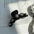 Haarklammer aus schwarzem Samt mit eleganten Perlen- und Strasssteinen verziert - Runde Kralle Sonne Strass / Schwarz
