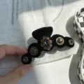 Haarklammer aus schwarzem Samt mit dunklen Strasssteinen - Runde Kralle Römisch Strass / Schwarz