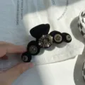 Elegante Haarklammer aus schwarzem Samt mit dunklen Strasssteinen und Miniperlen - Runde Kralle Vintage Strass / Schwarz