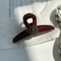 Elegante Vintage Haarklammer aus dunkelbraunem Samt mit feiner Strass-Verzierung - Kreuzkralle Schneeflocke Strass / Kaffeebraun