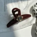 Vintage Haarklammer aus dunkelbraunem Samt mit funkelnden Strasssteinen und Perlen - Kreuzkralle Vintage Strass / Kaffeebraun