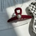 Vintage Haarklammer aus rotem Samt mit großer Perle für elegante Hochsteckfrisuren - Runde Kunstperle Kreuz-Stil / Burgunderrot