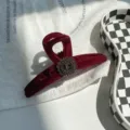 Eleganter burgunderroter Samt-Haarklammer mit exquisitem Vintage-Strass-Blumendesign - Schneeflocke Strass Kreuz-Stil / Burgunderrot