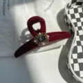 Eleganter Haarclip im Vintage-Stil aus dunkelrotem Samt mit Strass und Kunstperlen - Retro Strass Kreuz-Stil / Burgunderrot