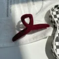 Retro burgunderroter Samt-Haarklammer mit großem Kreuzdesign für elegantes Styling - Minimalistischer Kreuzstil / Burgunderrot