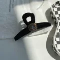 Eleganter schwarzer Samt-Haarklammer mit einer Vintage-Strass-Dekoration in der Mitte. - Schneeflocke Strass Kreuz-Stil / Schwarz
