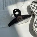 Eleganter Haarklammer aus schwarzem Samt mit Vintage-Kristall und Strassverzierung - Ovale Strass Kreuz-Stil / Schwarz