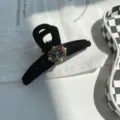 Klassische Haarklammer aus schwarzem Samt verziert mit Perlen und funkelndem Strass - Retro Strass Kreuz-Stil / Schwarz
