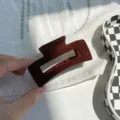 Klassische dunkelbraune Samt-Haarkralle für elegante Hochsteckfrisuren der Damen - Quadratische Klammer / Kaffeebraun