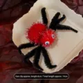 Detailansicht einer gruseligen rot-schwarzen Spinnen-Haarspange für Halloween-Deko - Stil 6 Halloween Achteckige Spinnenklammer (Rot)