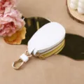 Astuccio per chiavi auto in pelle bianca con zip dorata e comodo gancio portachiavi utile. - Bianco