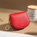 Portacarte semi-circolare in pelle rossa con cerniera e portachiavi dorato elegante. - Rosso