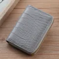 Graues Kartenetui mit Krokodilmuster aus Kunstleder, kompakte Brieftasche mit Reißverschluss. - Grau