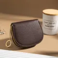 Portafoglio semitondo in pelle con motivo litchi marrone, portachiavi dorato e chiusura lampo - Caffè