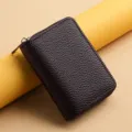 Dunkelbraunes, strukturiertes Lederkartenetui mit Reißverschluss, kompakte Geldbörse für den Alltag. - Gunmetal-Kette Kaffeebraun