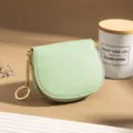 Portamonete e porta carte in pelle verde menta con cerniera dorata e catena portachiavi. - Verde chiaro