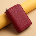 Rotes Kartenetui aus strukturiertem Leder mit Reißverschluss, kompakte Akkordeon-Brieftasche. - Gunmetal-Kette Weinrot