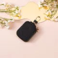 Custodia protettiva AirPods glitterata nera con portachiavi dorato e cerniera. - Nero
